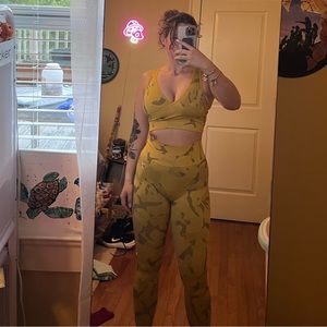 Gymshark Adapt Camo Seamless leggings and sports bra in the color savannah